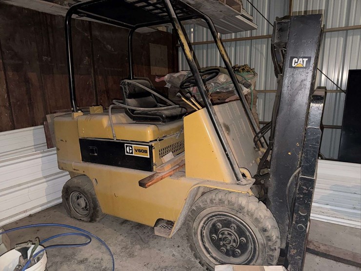 cat-8,000-lb-fork-lift-image-2