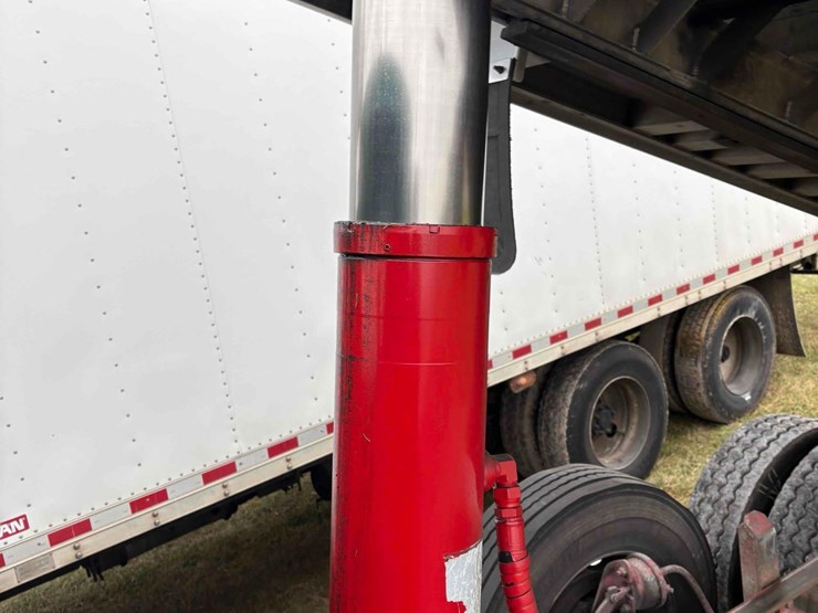 peterbilt-567-image-15