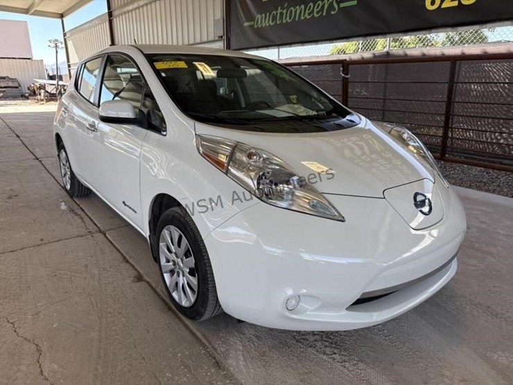 2015-nissan-leaf-s-hatchback-image-2