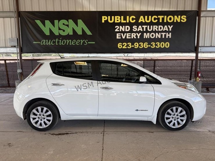 2015-nissan-leaf-s-hatchback-image-1