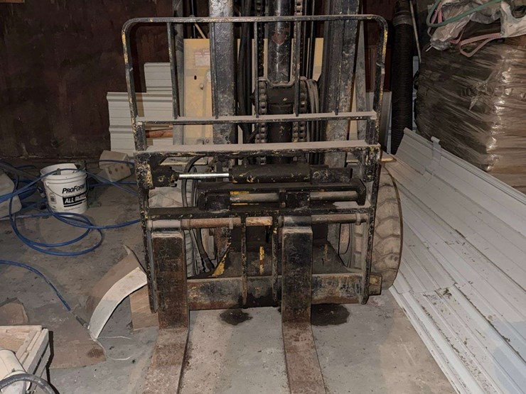 cat-8,000-lb-fork-lift-image-5