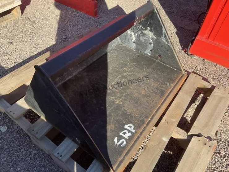 bradco-34in-stand-up-skid-steer-bucket-image-4