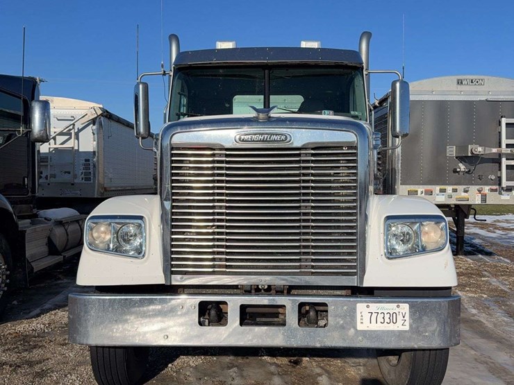 2012-freightliner-semi-image-2