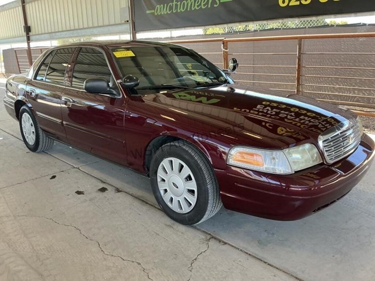 2011-ford-crown-victoria-sdn-image-2