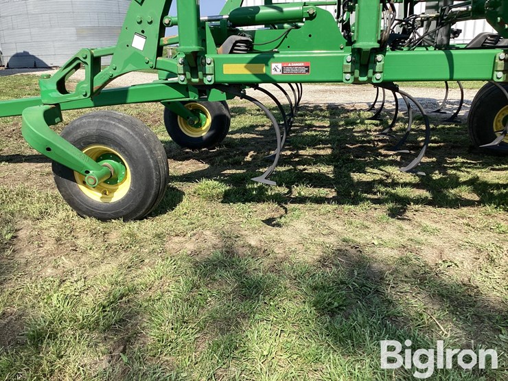 2014-john-deere-2210-image-17