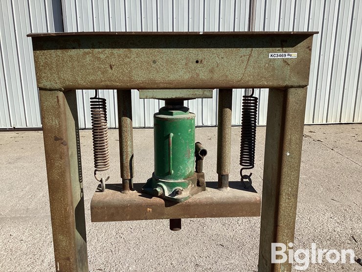 h-frame-floor-shop-press-image-9