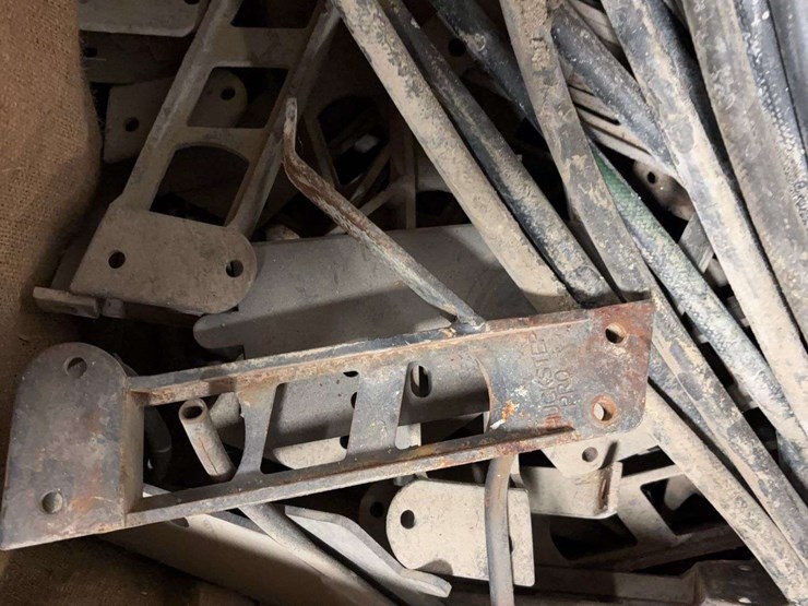 36-huckstep-shoes-and-mounting-brackets-image-3