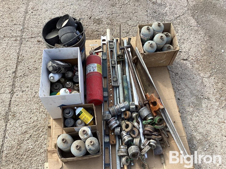 cylinder-stops,-fire-extinguisher,-saw,-level,-miscellaneous-items-image-11