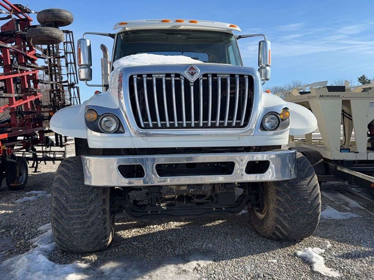 2012-ih-max-force-dry-fertilizer-spreader-image-2