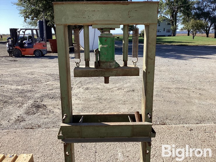 h-frame-floor-shop-press-image-11