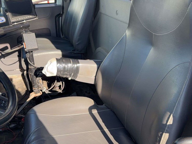 2012-ih-max-force-dry-fertilizer-spreader-image-11