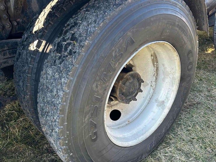 2006-freightliner-business-class-roll-off-image-9