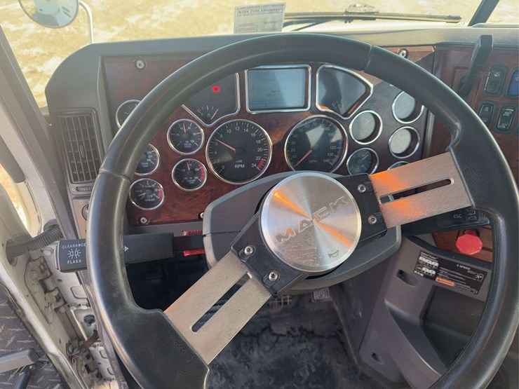 2012-mack-semi-image-7