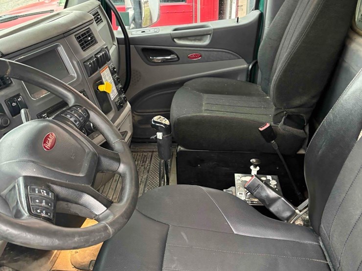 peterbilt-567-image-17