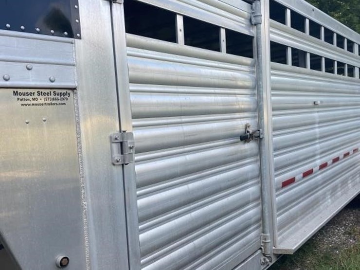 2020-featherlite-7.5x26-aluminum-livestock-trailer-image-3