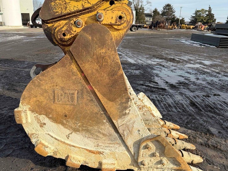 2015-caterpillar-335fl-image-17