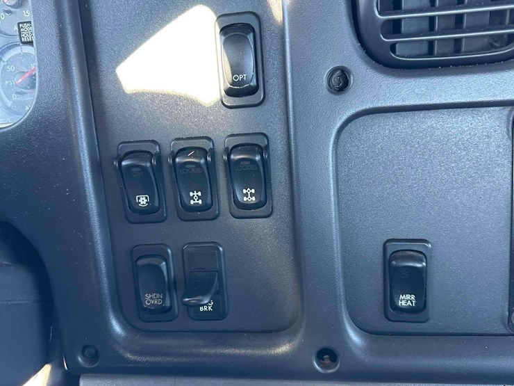 2006-freightliner-business-class-roll-off-image-26