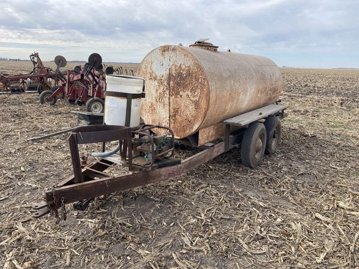 transfer-tank-on-gear-1000-gallon-image-2