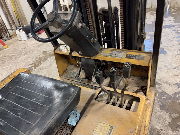 cat-6000-lb-fork-lift-image-6