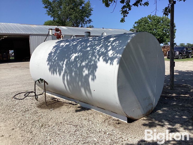 4,000-gal-fuel-tank-w/-pump-&-hose-image-1