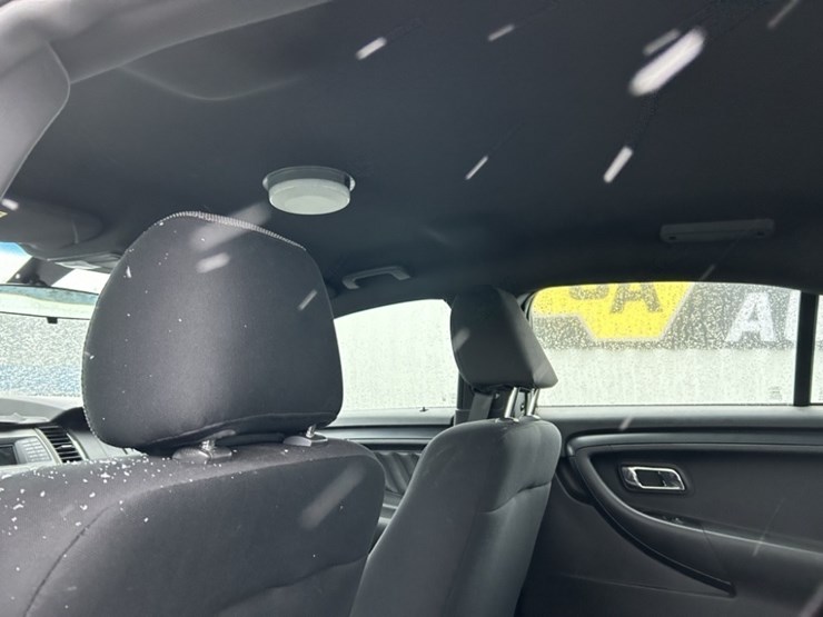 2014-ford-taurus-sedan-image-25