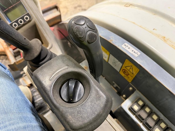 2017-takeuchi-tb240-image-28