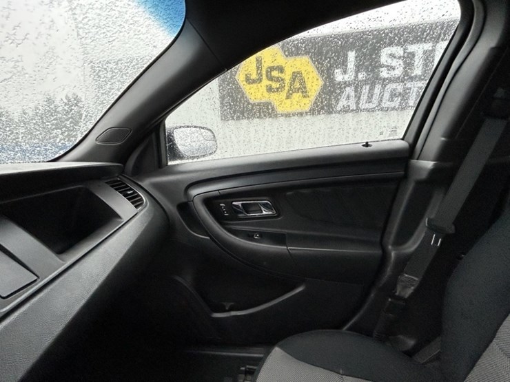 2014-ford-taurus-sedan-image-13