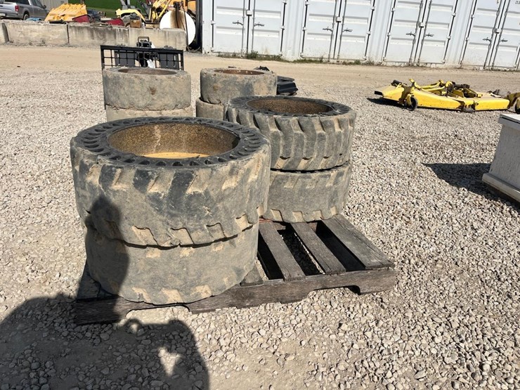 10-16.5-solid-skid-steer-tires-image-4