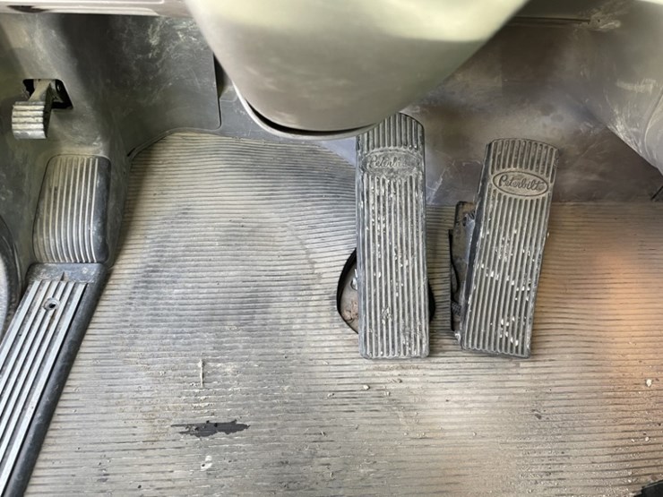 2020-peterbilt-389-image-43