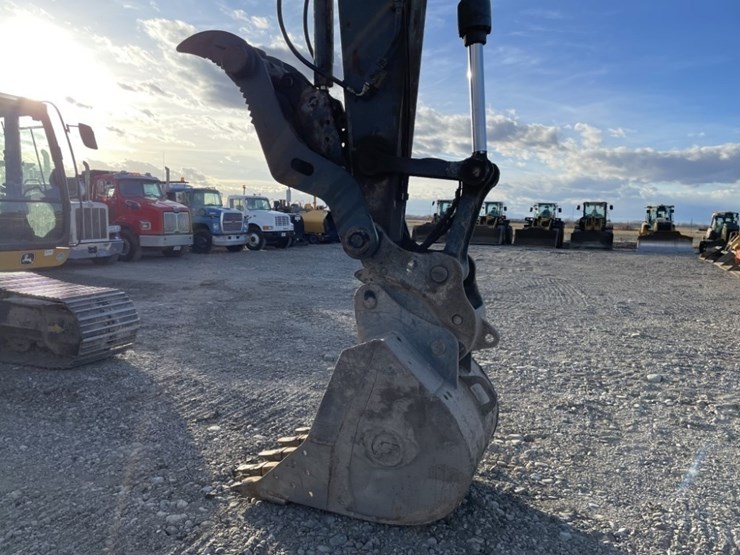 deere-245g-lc-image-13