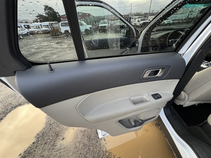 2014-ford-explorer-image-21