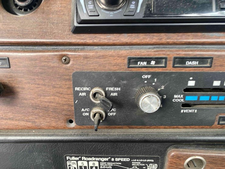 1987-freightliner-day-cab-semi-tractor-image-62