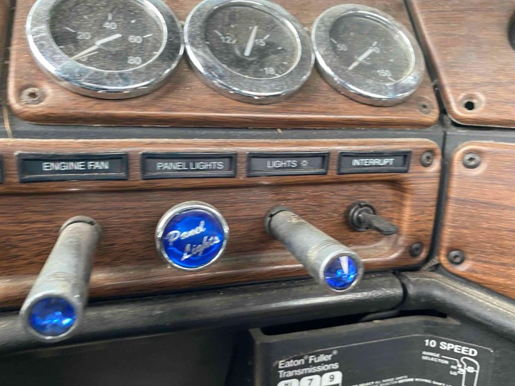 2007-freightliner-day-cab-semi-tractor-image-56