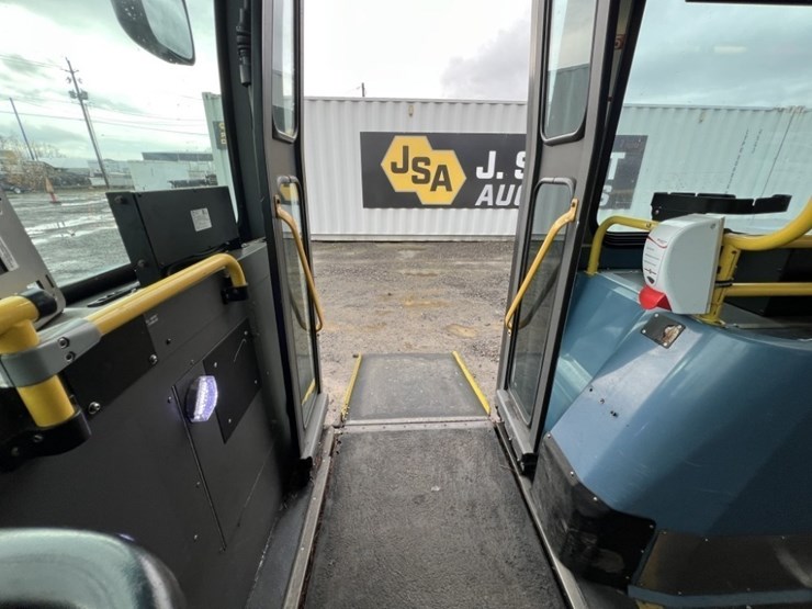 2009-new-flyer-40'-transit-bus-image-36