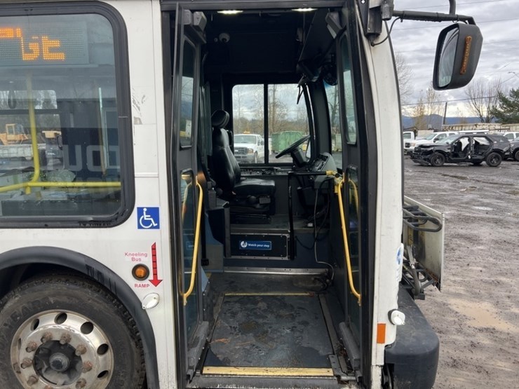 2009-new-flyer-40'-transit-bus-image-16