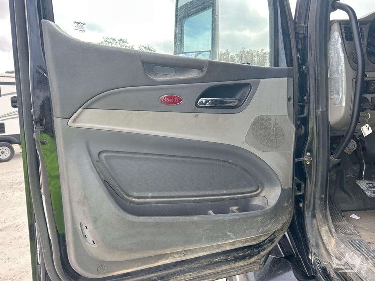 2015-peterbilt-579-image-13