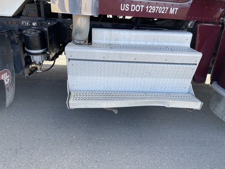 2020-peterbilt-389-image-23