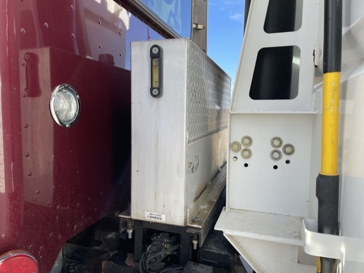 2020-peterbilt-389-image-21