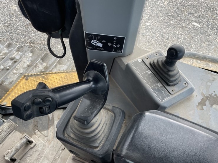 2022-deere-750l-image-35