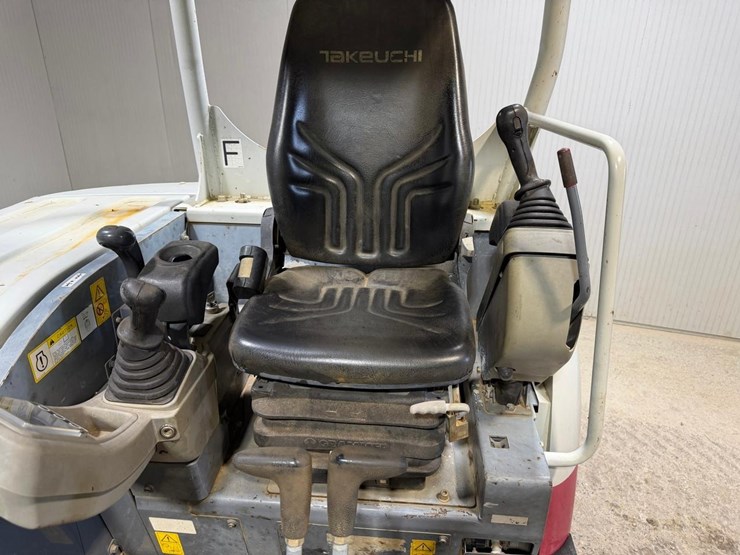 2017-takeuchi-tb240-image-23