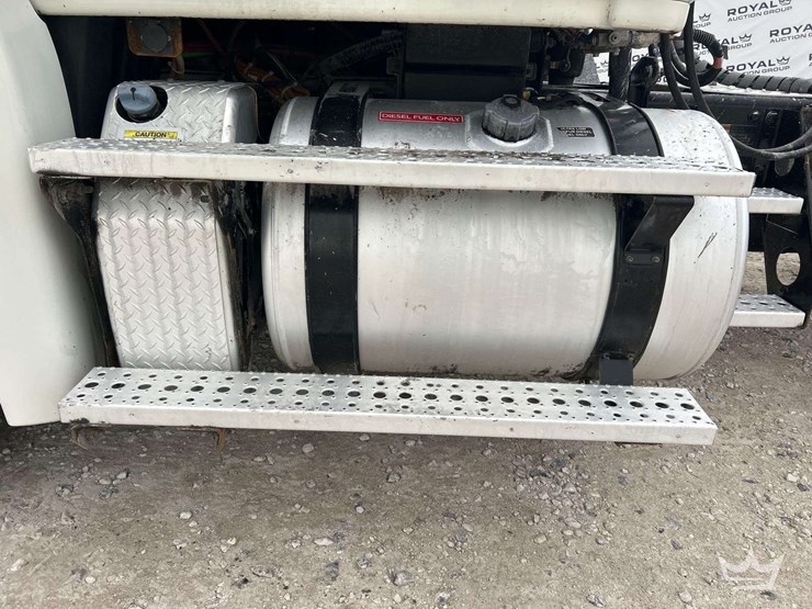 2015-freightliner-cascadia-125-image-25