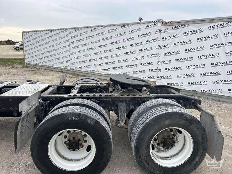 2015-freightliner-cascadia-125-image-27