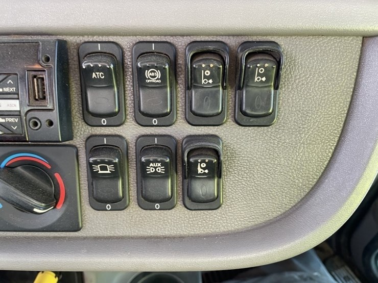 2020-peterbilt-389-image-48