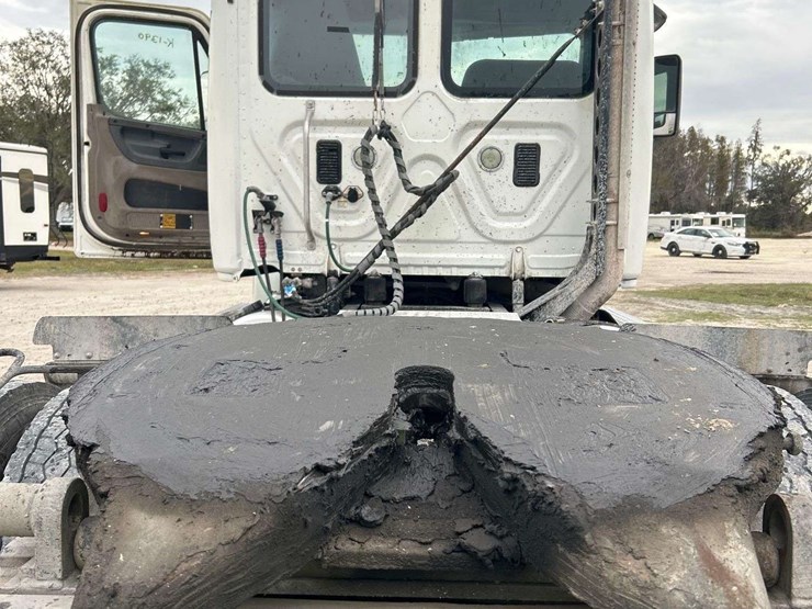 2015-freightliner-cascadia-125-image-30