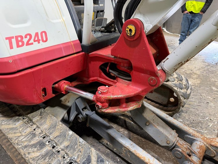 2017-takeuchi-tb240-image-14