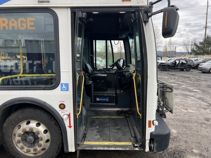 2008-new-flyer-40'-transit-bus-image-17