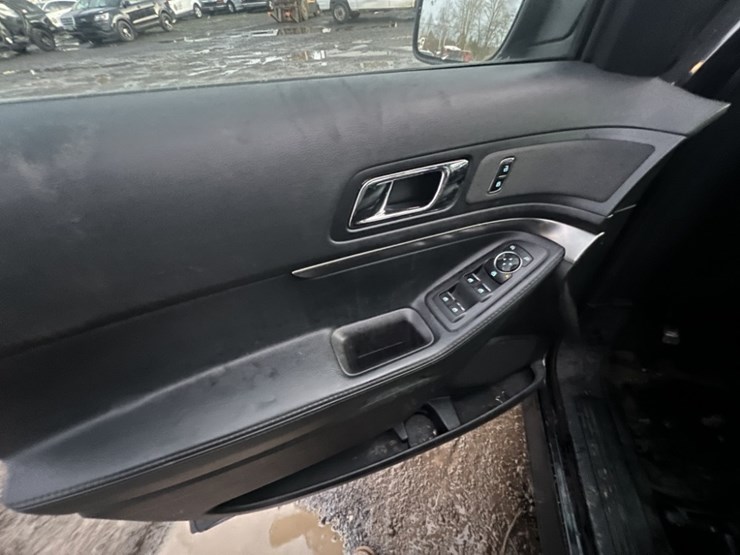 2017-ford-explorer-image-24