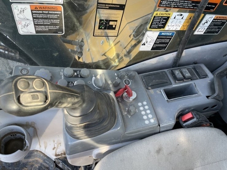 deere-245g-lc-image-39