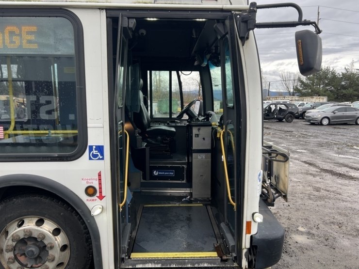 2008-new-flyer-40'-transit-bus-image-18