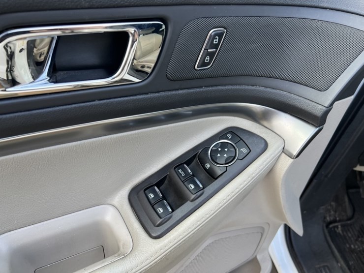 2014-ford-explorer-image-24